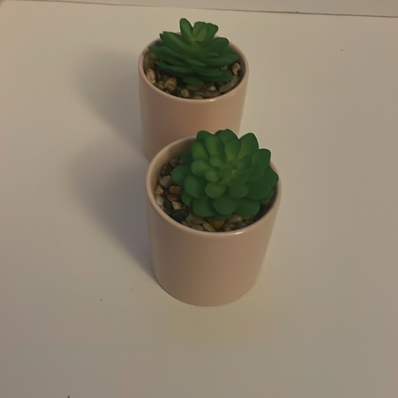 Everyday set of two artificial potted mini planters. Light pink pot with stones - Picture 12 of 17